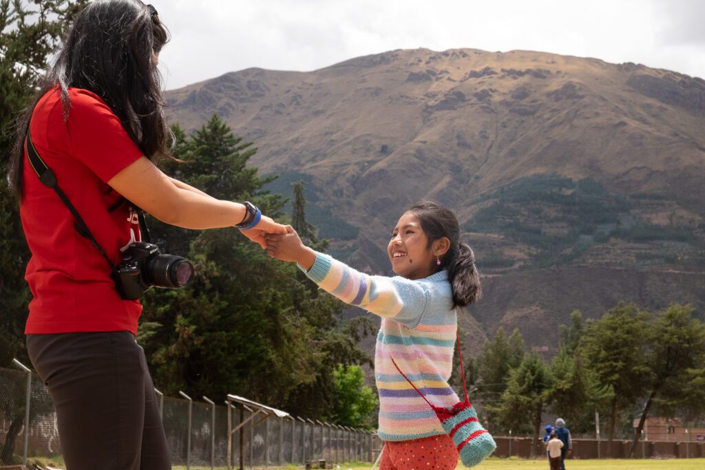 Niña cusco y voluntaria