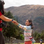 Niña cusco y voluntaria